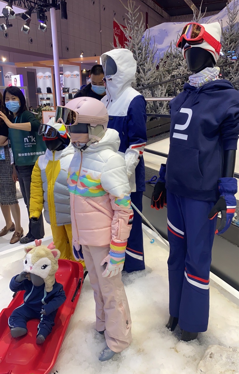 儿童滑雪装备人偶